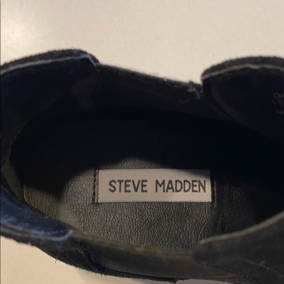 Steve Madden black suede Chelsea Bootie - Picture 4 of 5